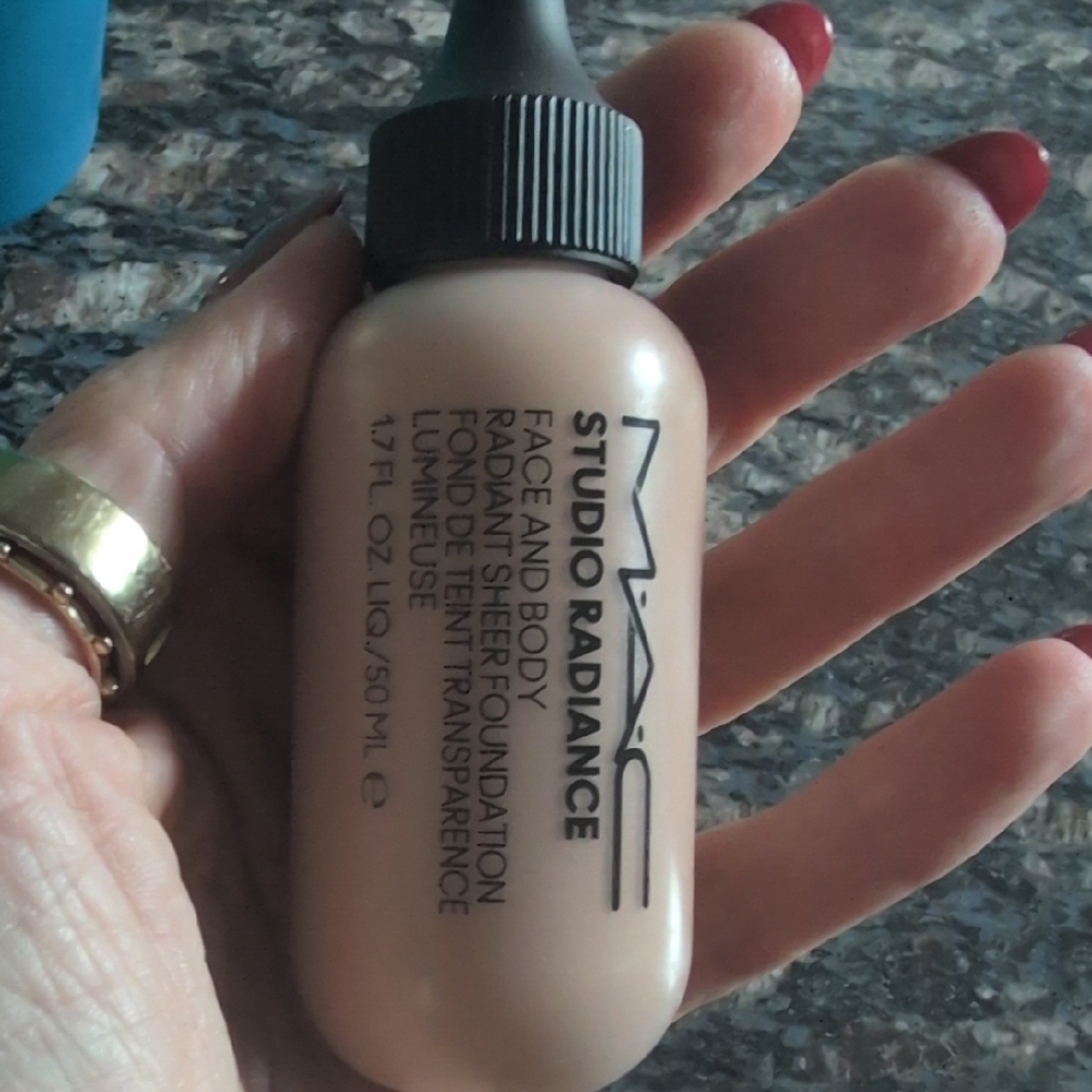 MAC Cosmetics Studio Radiance Foundation - C4